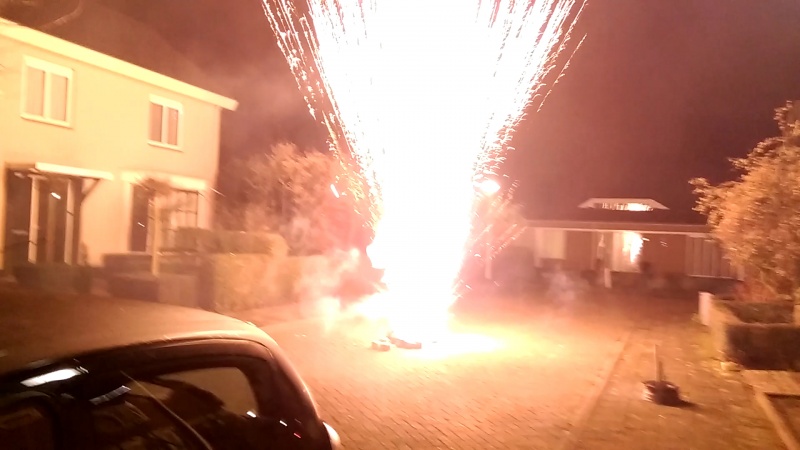 Naam: vuurwerk 9.jpg
Bekeken: 1511
Grootte: 93,6 KB