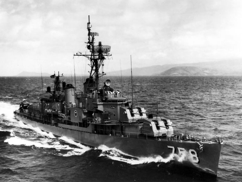 Naam: USS_Strong_(DD-758)_underway_off_Oahu_in_1968.jpg
Bekeken: 209
Grootte: 71,8 KB