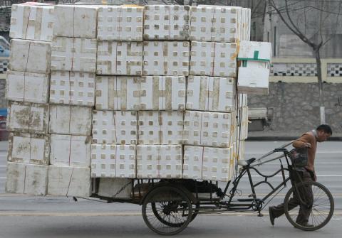 Naam: 1447080819_21a-migr21ant-worker-pulls-a-cart-loaded-with-discarded-plastic-foam-for-recycling-in.jpg
Bekeken: 1289
Grootte: 32,4 KB
