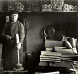 Vuurwerkfabricatie. Man bezig met het vullen van de kardoezen in de Vuurwerkfabriek van Schuurma.jpg