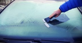 Auto-ruit-krabben-winter-koud-ijs-sneeuw.jpg