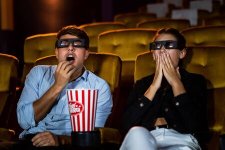 142264961-man-en-vrouw-in-de-bioscoop-kijken-naar-een-film-met-3d-bril-met-interesse-kijken-na...jpg