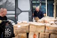 Patrick Langenberg brengt honderden kilo’s oud vuurwerk naar het inzamelpunt in Enschede.jpg